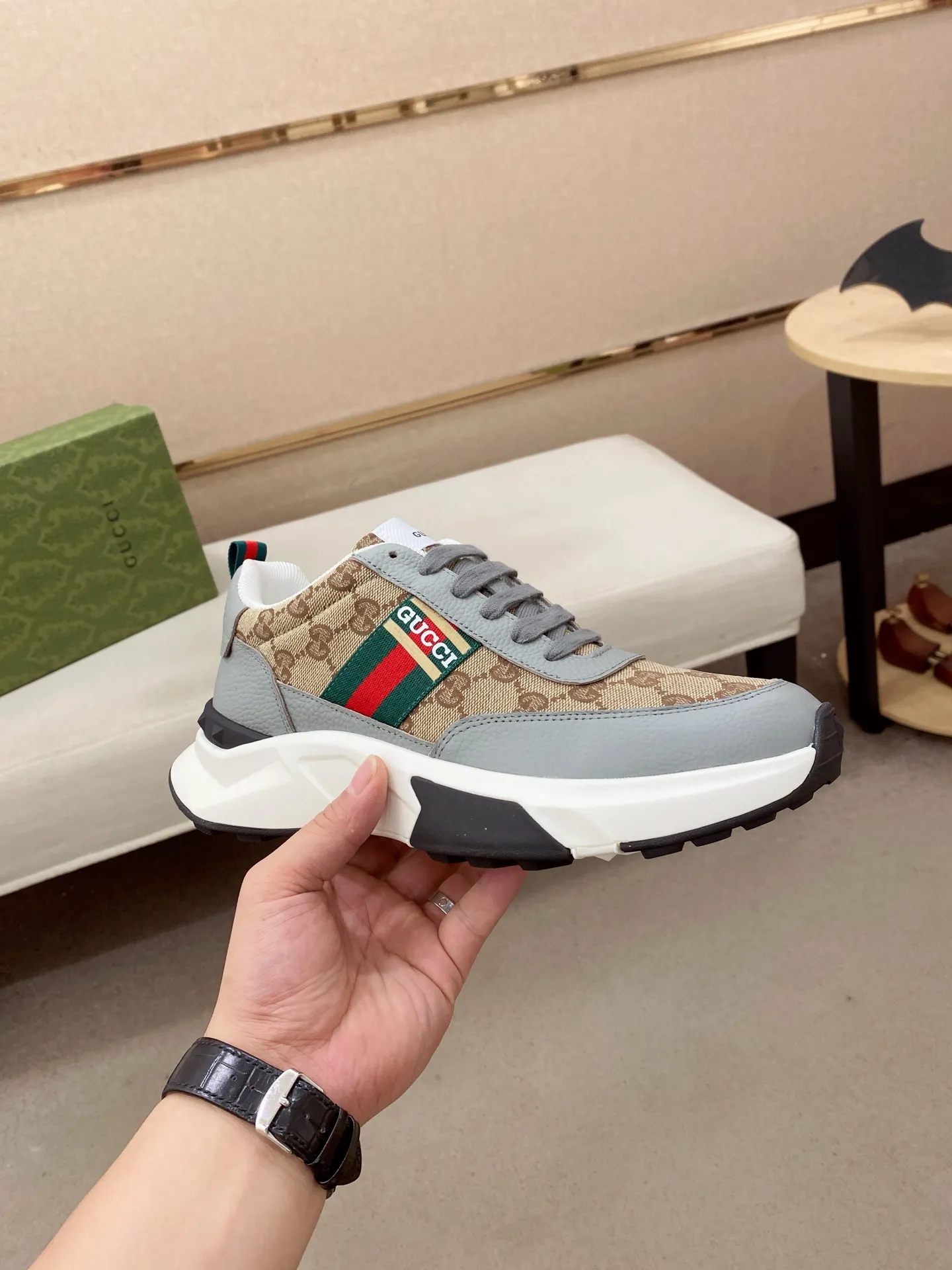 Men's men's shoes💰 462💰🇮🇹🇮🇹GUCCI🔍🔍new models are on sale at the same time at the counter. The uppers🇮🇹 are made of top-grain cowhide imported from Italy. Fully imported genuine leather lining 💪💪, completely 1⃣️ to 1⃣️ replica 🇮🇹💪💪, ⚠ sole: original sole provided by the original factory, exclusive movable molded sole super comfortable, ⚠ original factory follow-up, 🔍🔍 high quality, you can go in and out of the counter at will, welcome to compare⚠. Code number:38-44